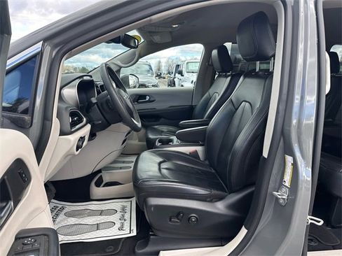 Used 2022 Chrysler Pacifica Touring-L image 9
