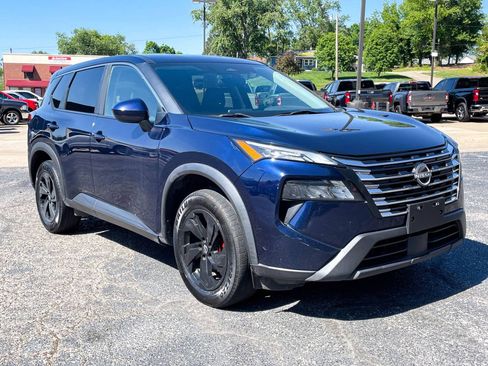 Used 2024 Nissan Rogue SV FWD image 2