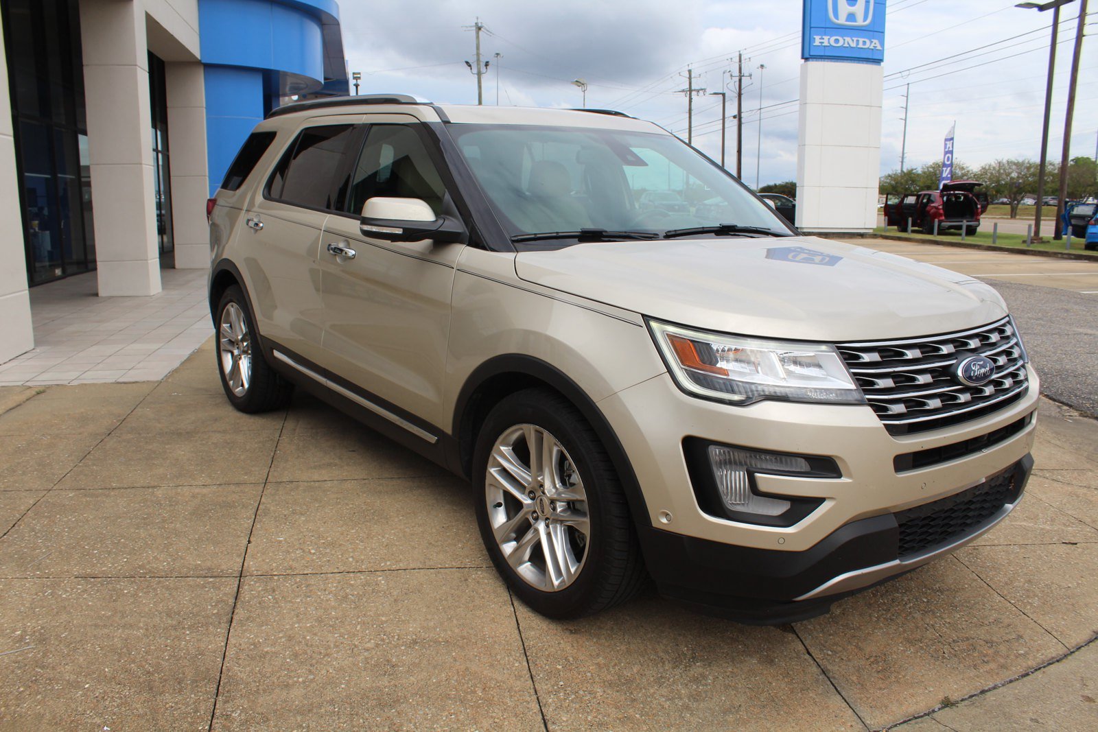 Used 2017 Ford Explorer Limited w/ Equipment Group 301A FWD image 1