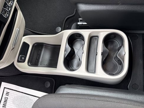 Used 2023 Chrysler Voyager LX image 5