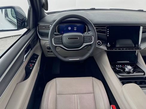 Used 2025 Jeep Wagoneer 4WD image 29