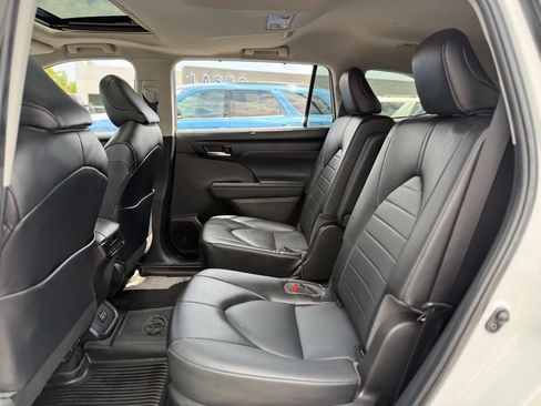 Used 2022 Toyota Highlander XLE AWD/4WD image 14
