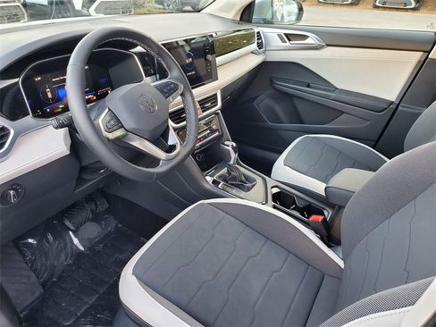 New 2025 Volkswagen Taos SE image 7