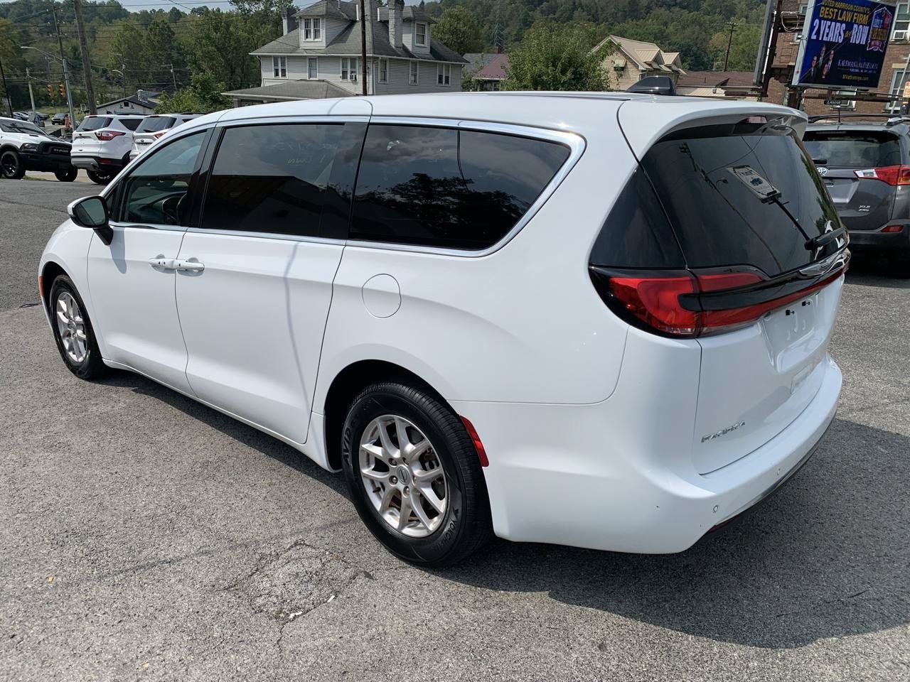 Used 2023 Chrysler Pacifica Touring-L FWD image 3