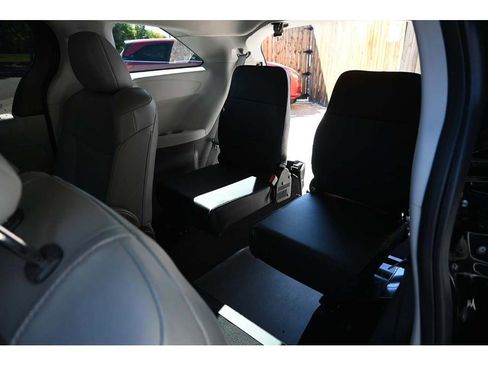 Used 2022 Toyota Sienna XLE image 27