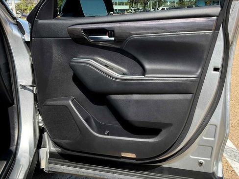 Used 2021 Toyota Highlander Limited image 28