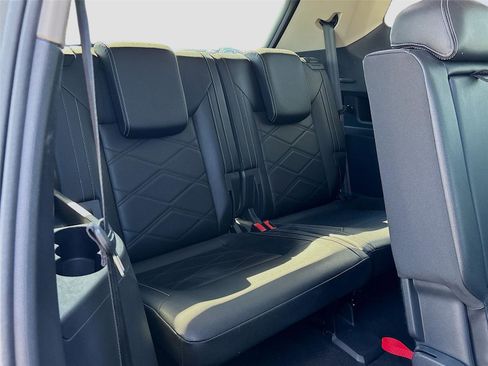 Used 2025 Volkswagen Atlas SE image 27