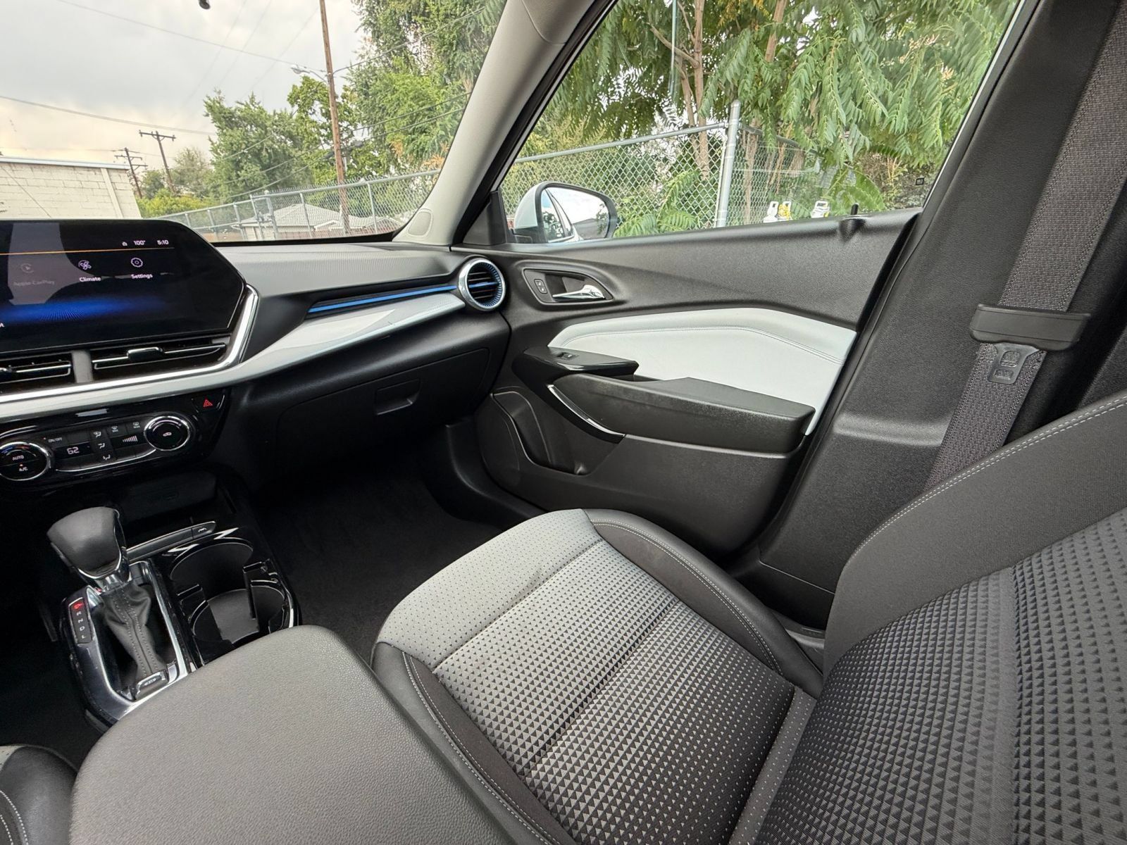 Used 2025 Chevrolet Trax LT FWD image 33