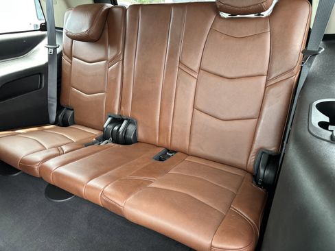Used 2018 Cadillac Escalade Luxury AWD/4WD image 21