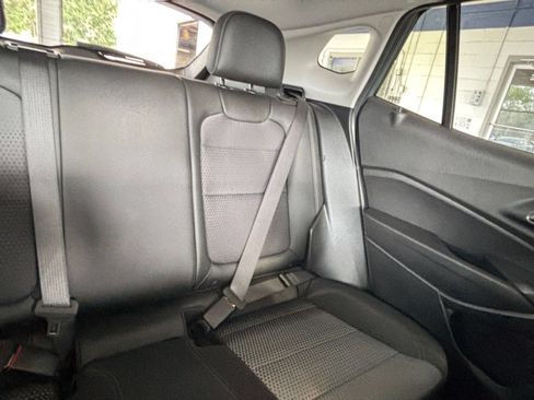 Used 2025 Chevrolet Trax LT FWD image 37
