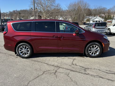 Used 2023 Chrysler Pacifica Touring-L image 25
