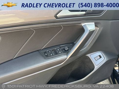 Used 2024 Volkswagen Tiguan SE w/ Panoramic Sunroof Package AWD/4WD image 9