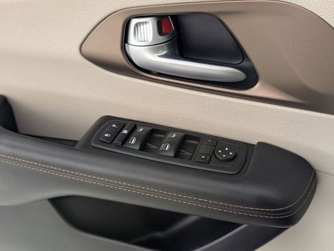 Used 2017 Chrysler Pacifica Touring-L image 11