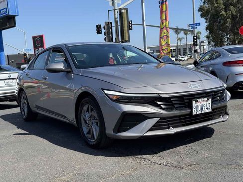 Used 2025 Hyundai Elantra Hybrid FWD image 4