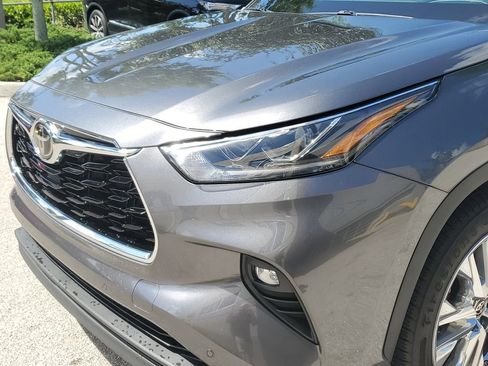 Used 2023 Toyota Highlander Limited FWD image 11