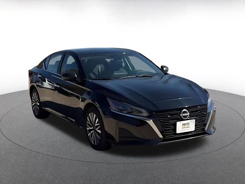 Used 2025 Nissan Altima 2.5 SV image 3