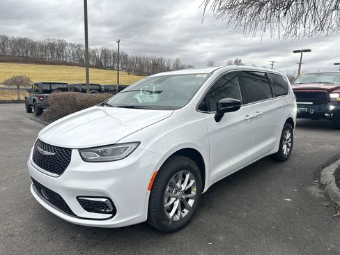 New 2026 Chrysler Pacifica Limited image 8