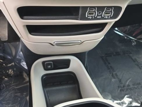 Used 2023 Chrysler Pacifica Touring-L FWD image 20