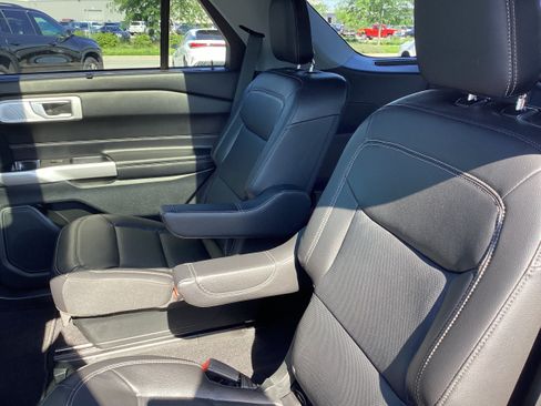 Used 2023 Ford Explorer Limited w/ Limited Technology Package AWD/4WD image 13