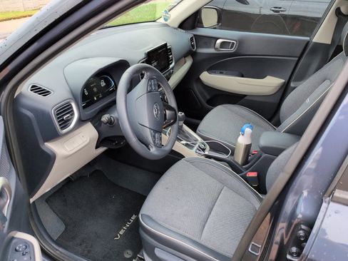 Used 2025 Hyundai Venue Limited image 8