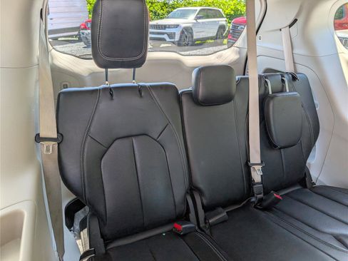 Used 2023 Chrysler Pacifica Touring-L FWD image 12