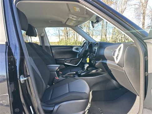 Used 2022 Kia Soul LX image 28