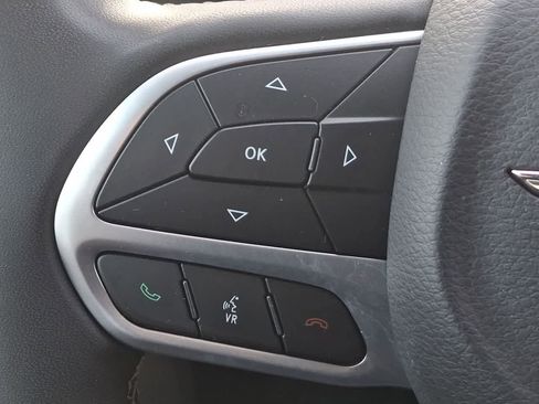 Used 2024 Chrysler Pacifica Select image 23