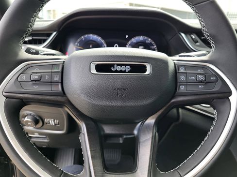 New 2025 Jeep Grand Cherokee Limited w/ Black Appearance Package image 17