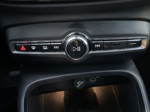 Used 2025 Volvo XC40 B5 Plus image 50