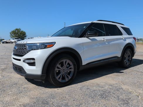 Certified 2023 Ford Explorer XLT w/ Equipment Group 202A RWD image 6