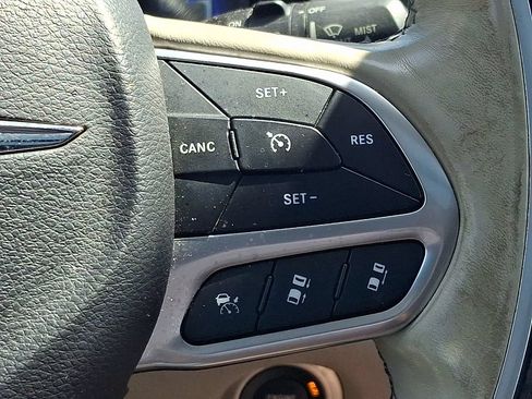 Used 2019 Chrysler Pacifica Limited w/ Tire & Wheel Group FWD image 25
