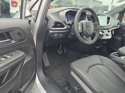 New 2026 Chrysler Pacifica Select image 4