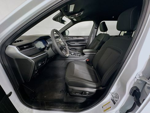 Used 2025 Jeep Grand Cherokee L Laredo image 13