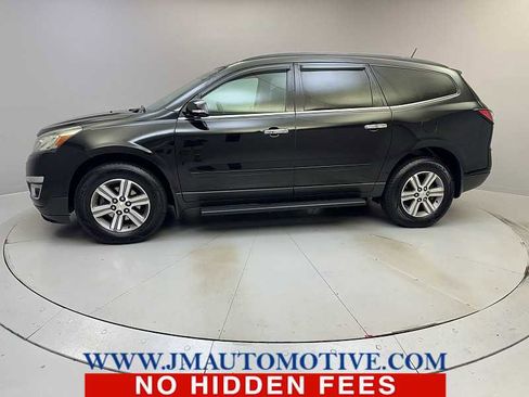 Used 2017 Chevrolet Traverse LT image 2