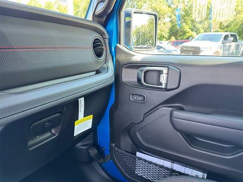 New 2025 Jeep Wrangler Unlimited Rubicon w/ Technology Group image 27