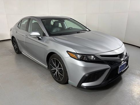 Used 2024 Toyota Camry SE FWD image 2