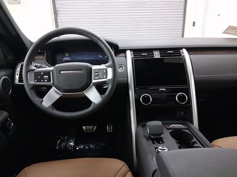 New 2025 Land Rover Discovery Dynamic SE image 21