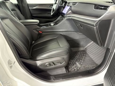 Used 2025 Jeep Grand Cherokee Limited w/ Black Appearance Package image 15