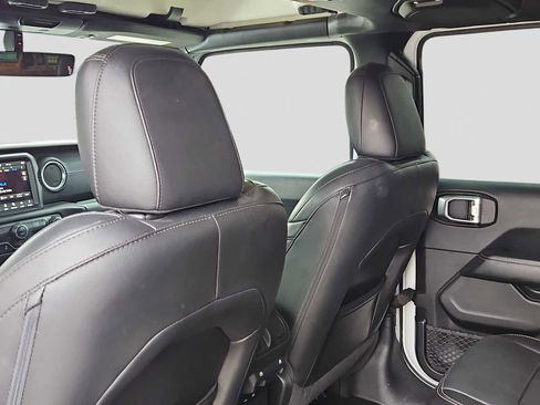 Used 2018 Jeep Wrangler Unlimited Sahara image 14