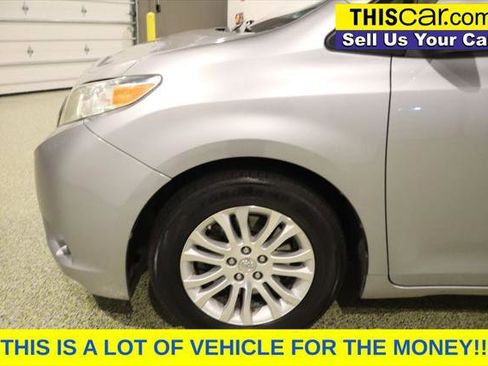Used 2017 Toyota Sienna XLE Premium FWD image 11