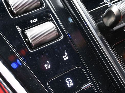 Used 2025 Aston Martin V8 Vantage Coupe image 34