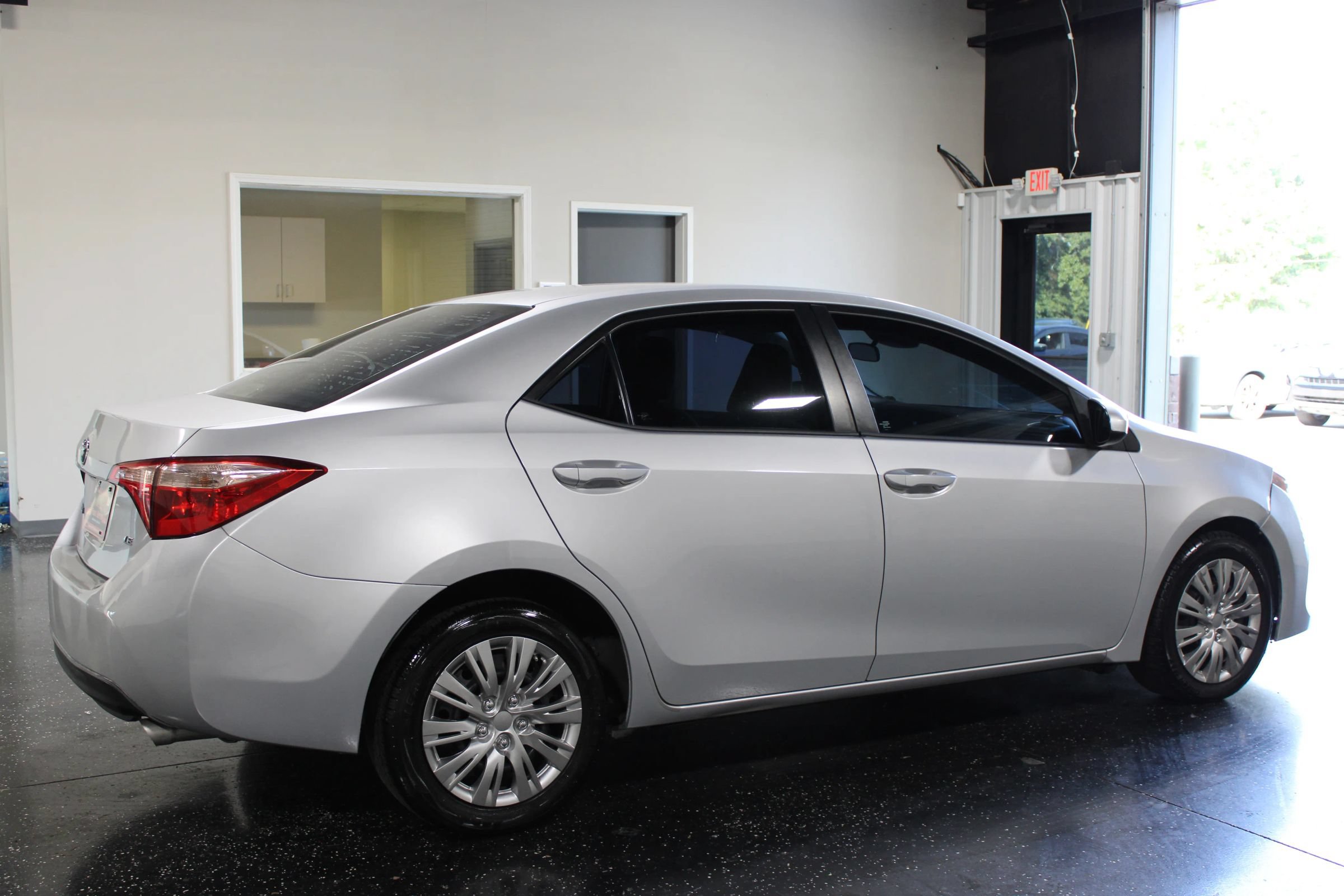 Used 2018 Toyota Corolla LE FWD image 3