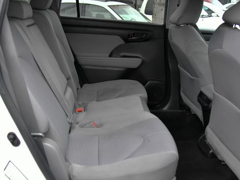 Used 2022 Toyota Highlander LE AWD/4WD image 42