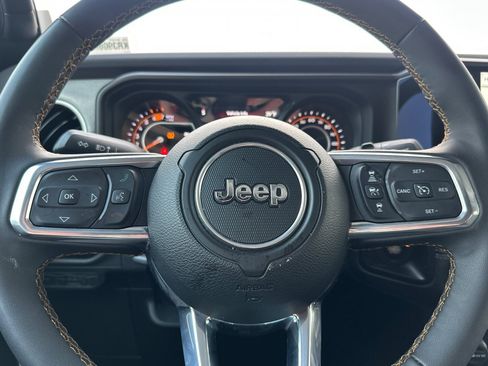 Used 2025 Jeep Wrangler Sahara image 34