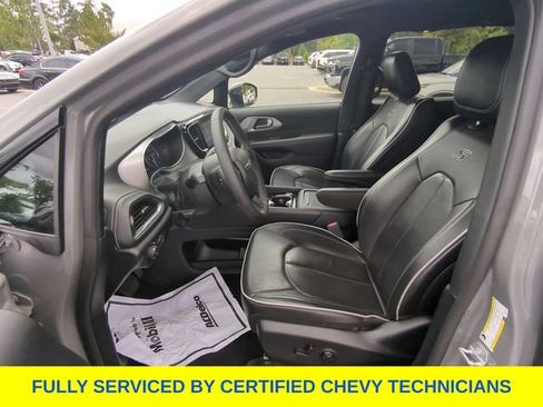 Used 2025 Chrysler Pacifica Limited FWD image 24
