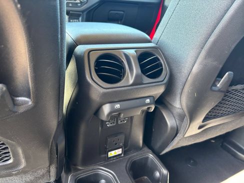Used 2025 Jeep Wrangler Unlimited Rubicon AWD/4WD image 22