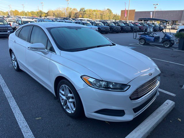 Used 2015 Ford Fusion SE FWD image 2