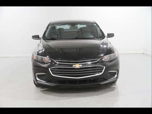 Used 2017 Chevrolet Malibu LT FWD image 2