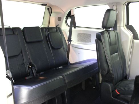 Used 2014 Chrysler Town & Country Touring image 16