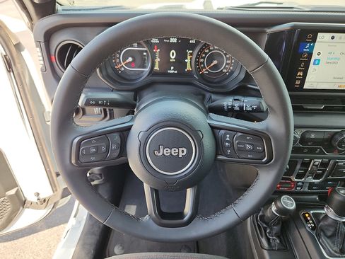 Used 2025 Jeep Wrangler Unlimited Rubicon AWD/4WD image 16